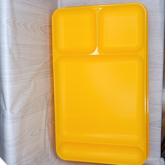 Tupperware Divided Tray Plates Yellow Set of 4  New - Picture 2 of 5